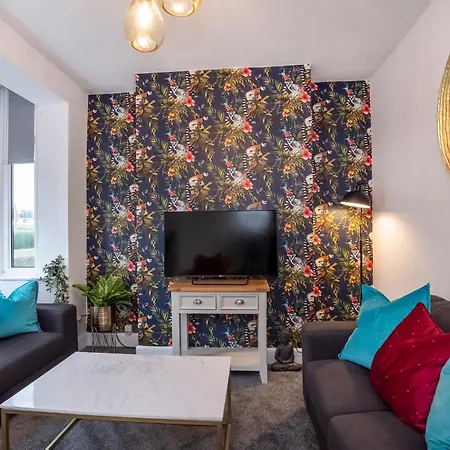 Dom wakacyjny Stylish Hot Tub House