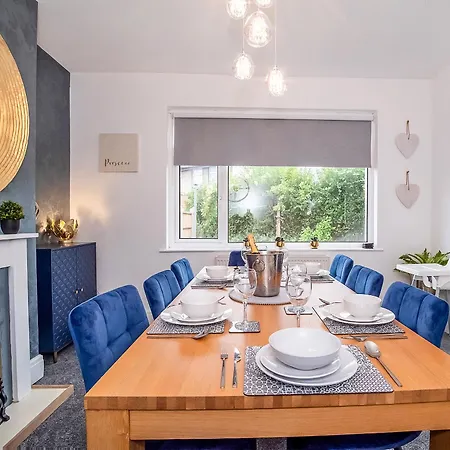 Stylish Hot Tub House * York