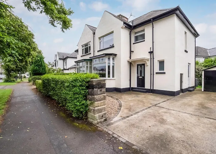 Dom wakacyjny Stylish Hot Tub House